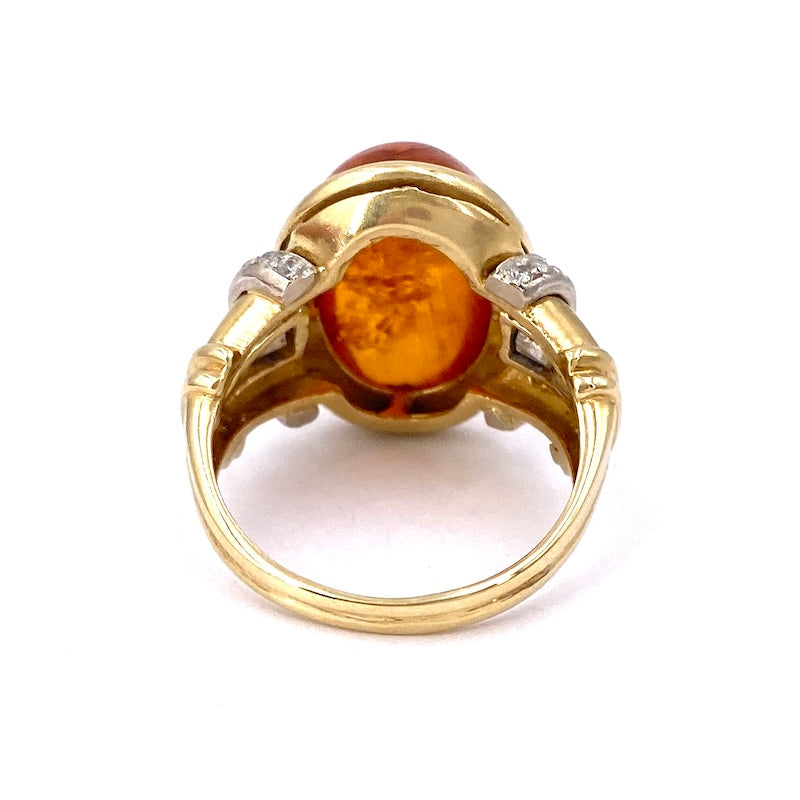 Anello ambra ovale, oro giallo e zirconi; 9.6 gr
