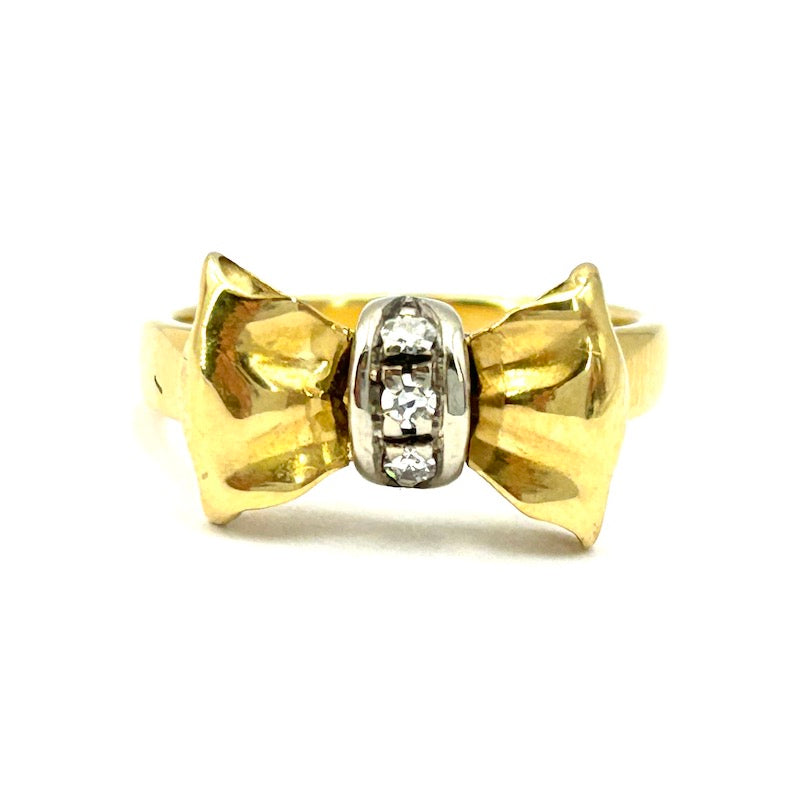 Anello fiocco mini vintage, diamanti e oro; 4.8 gr