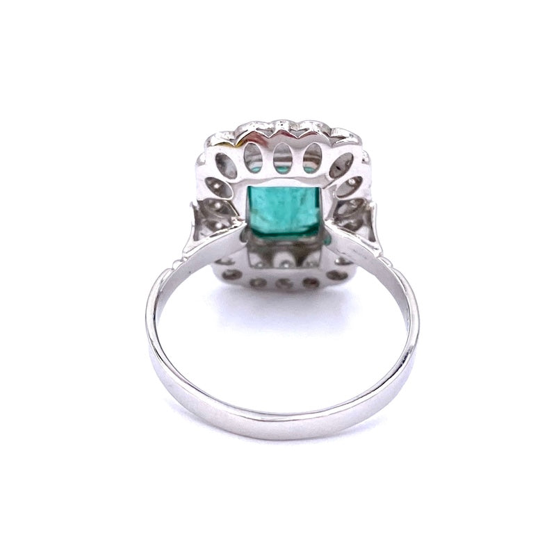 Anello in stile margherita rettangolare smeraldo, brillanti e oro bianco; 4.43 gr
