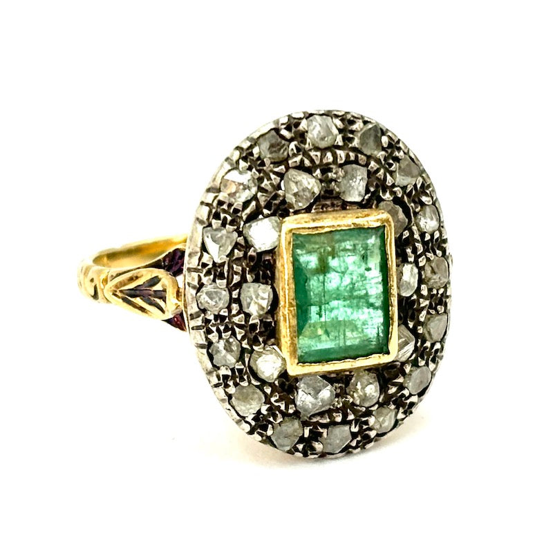 Anello toppa smeraldo in stile, diamanti e oro; 5.18 gr