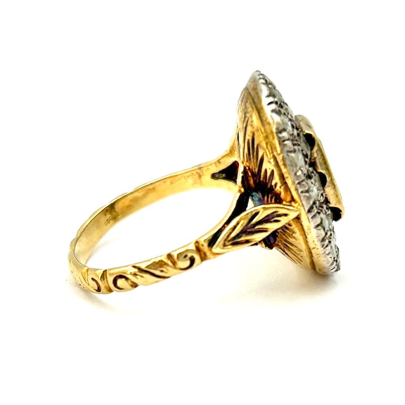 Anello toppa smeraldo in stile, diamanti e oro; 5.18 gr