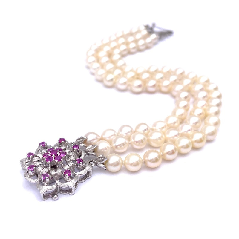 Bracciale perle a tre fili, con chiusura fiore vintage rubini e oro; 21 cm - 36.61 gr