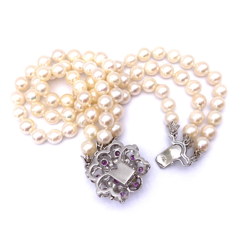Bracciale perle a tre fili, con chiusura fiore vintage rubini e oro; 21 cm - 36.61 gr