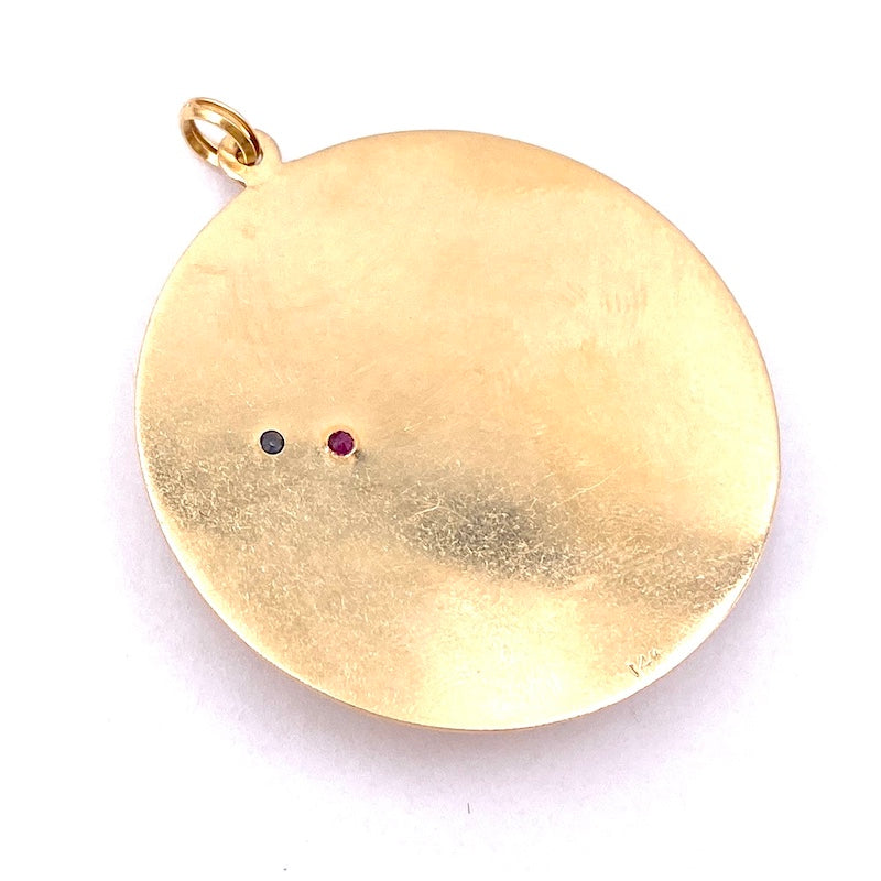 Ciondolo gufo sulla luna, medaglia circolare oro giallo, rubini, zaffiri e crisoberillo stellato; 13.06 gr