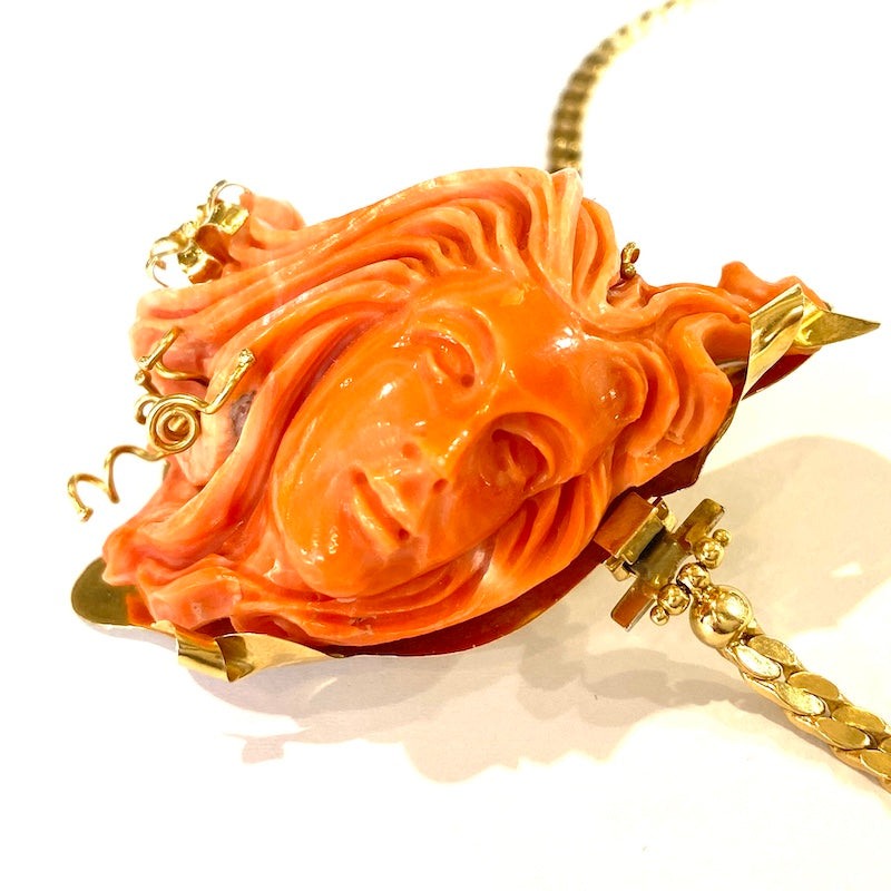 Collana/Ciondolo/spilla scultura corallo cerasuolo e oro; 62.7 gr