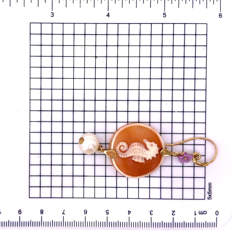Orecchini pendenti cammei, perle, madreperla e oro - 6.8 cm; 10.82 gr