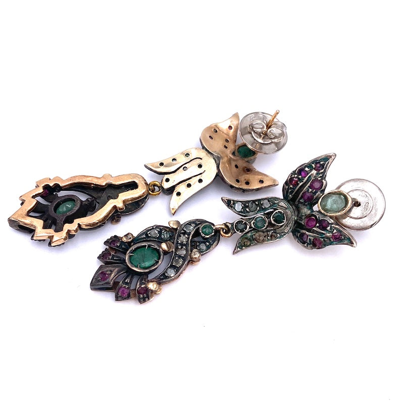 Orecchini pendenti in stile, smeraldi, rubini, diamanti, argento e oro - 5 cm; 13.64 gr