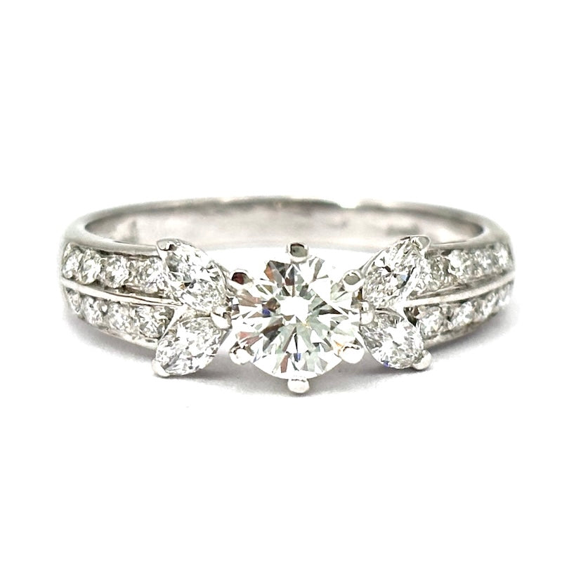 Anello Damiani, brillante solitario e diamanti; 0.52 ct +0.40-0.50 ct- 3.53 gr
