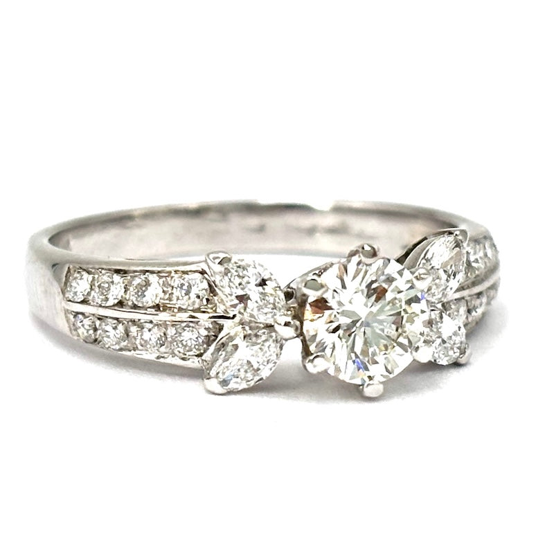 Anello Damiani, brillante solitario e diamanti; 0.52 ct +0.40-0.50 ct- 3.53 gr