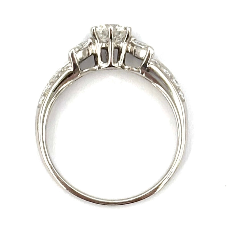 Anello Damiani, brillante solitario e diamanti; 0.52 ct +0.40-0.50 ct- 3.53 gr
