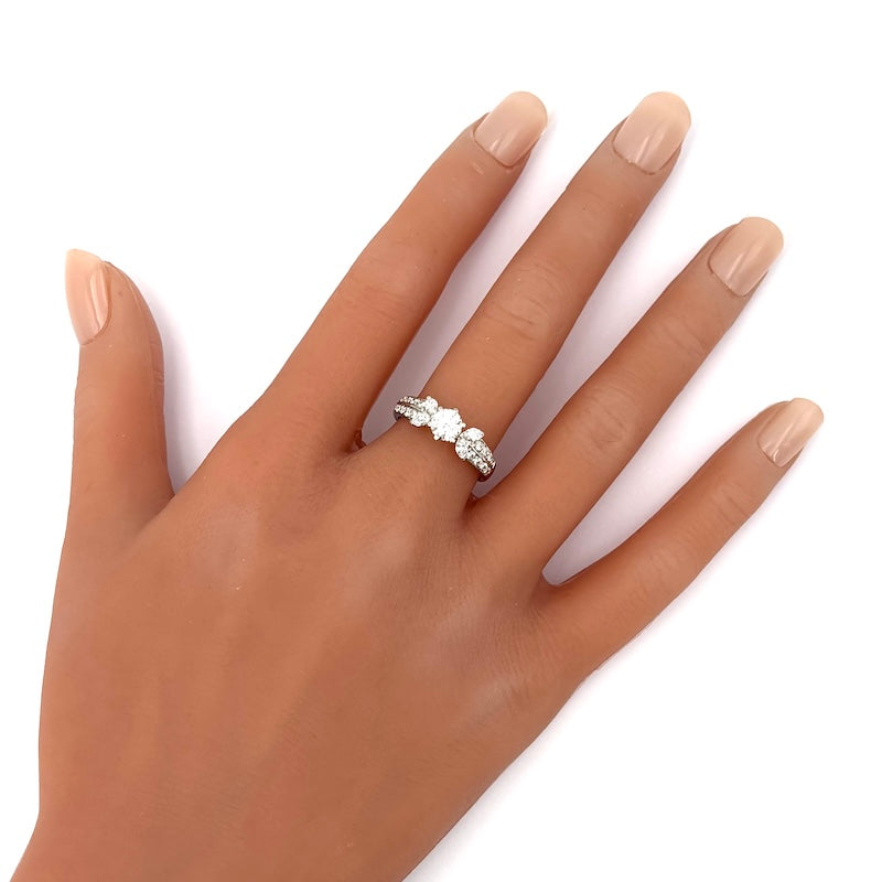 Anello Damiani, brillante solitario e diamanti; 0.52 ct +0.40-0.50 ct- 3.53 gr