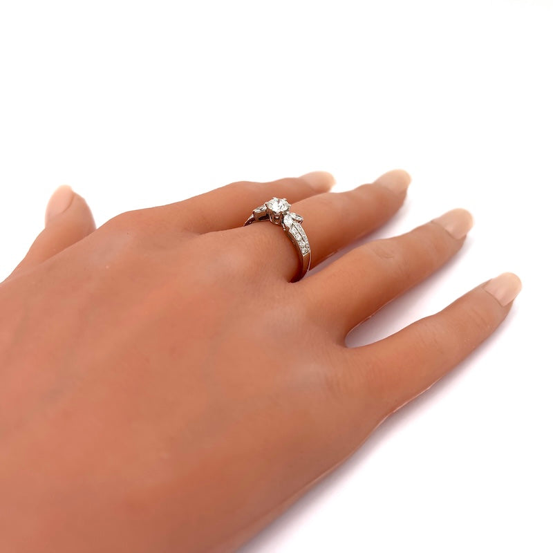 Anello Damiani, brillante solitario e diamanti; 0.52 ct +0.40-0.50 ct- 3.53 gr