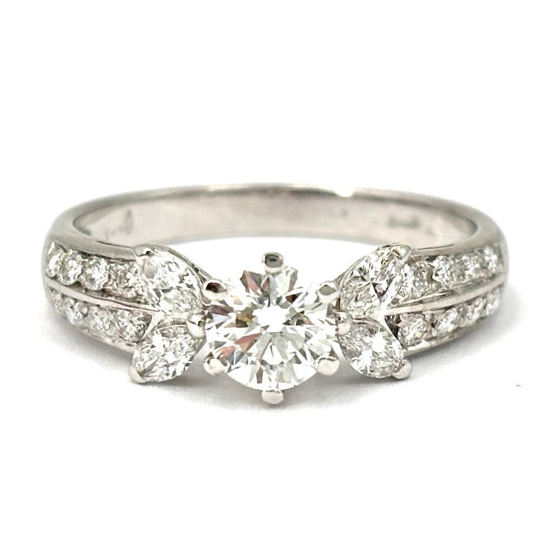 Anello Damiani, brillante solitario e diamanti; 0.52 ct +0.40-0.50 ct- 3.53 gr