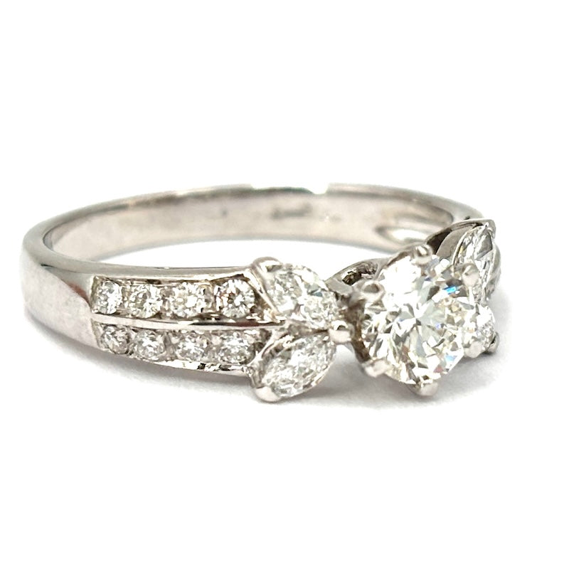 Anello Damiani, brillante solitario e diamanti; 0.52 ct +0.40-0.50 ct- 3.53 gr