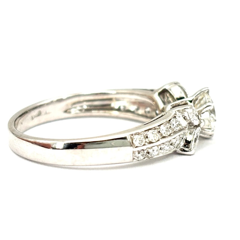 Anello Damiani, brillante solitario e diamanti; 0.52 ct +0.40-0.50 ct- 3.53 gr
