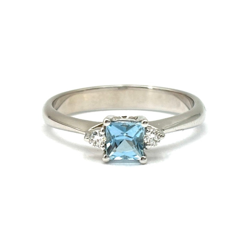 Anello acquamarina taglio carrè e brillanti, in oro bianco; 3 gr