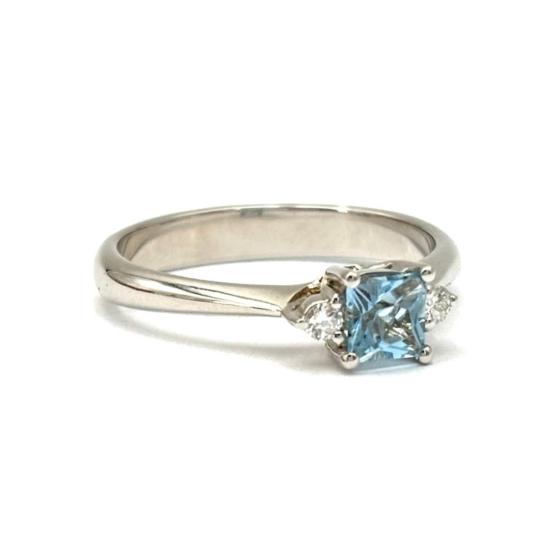 Anello acquamarina taglio carrè e brillanti, in oro bianco; 3 gr