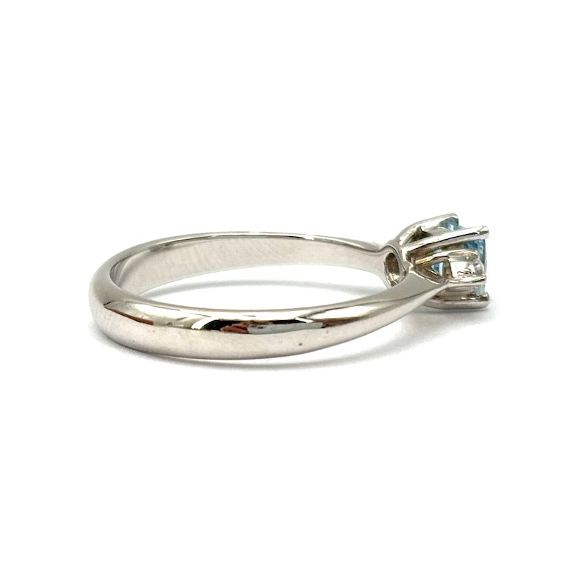 Anello acquamarina taglio carrè e brillanti, in oro bianco; 3 gr