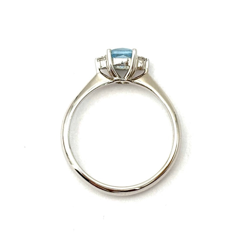 Anello acquamarina taglio carrè e brillanti, in oro bianco; 3 gr