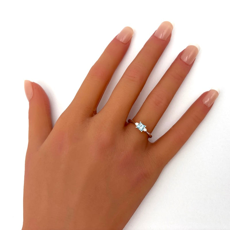 Anello acquamarina taglio carrè e brillanti, in oro bianco; 3 gr