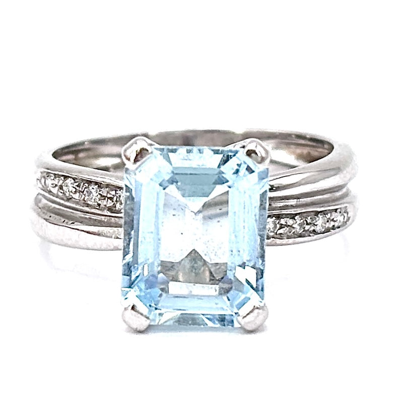 Anello acquamarina taglio smeraldo e brillanti, oro bianco; 5.58 gr
