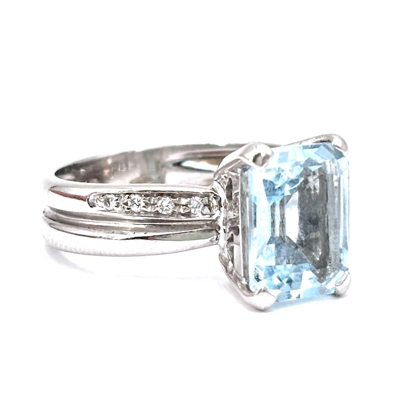 Anello acquamarina taglio smeraldo e brillanti, oro bianco; 5.58 gr