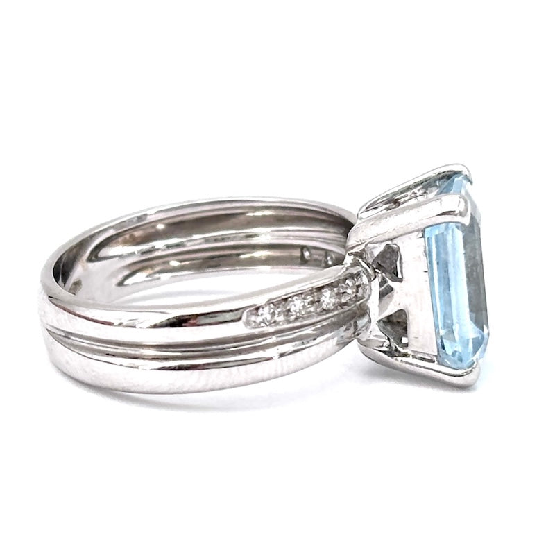 Anello acquamarina taglio smeraldo e brillanti, oro bianco; 5.58 gr
