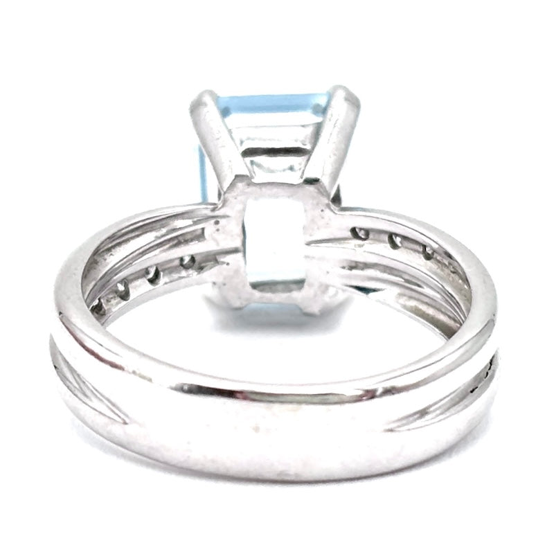 Anello acquamarina taglio smeraldo e brillanti, oro bianco; 5.58 gr