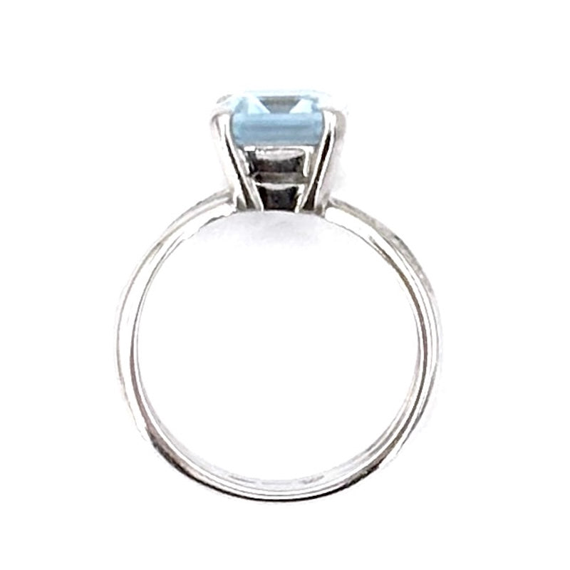 Anello acquamarina taglio smeraldo e brillanti, oro bianco; 5.58 gr