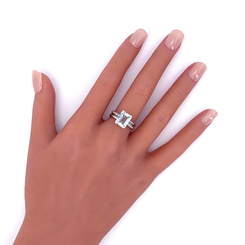 Anello acquamarina taglio smeraldo e brillanti, oro bianco; 5.58 gr