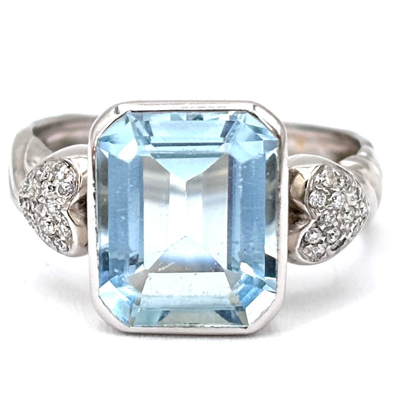 Anello acquamarina taglio smeraldo e cuori di brillanti, oro bianco; 7.61 gr