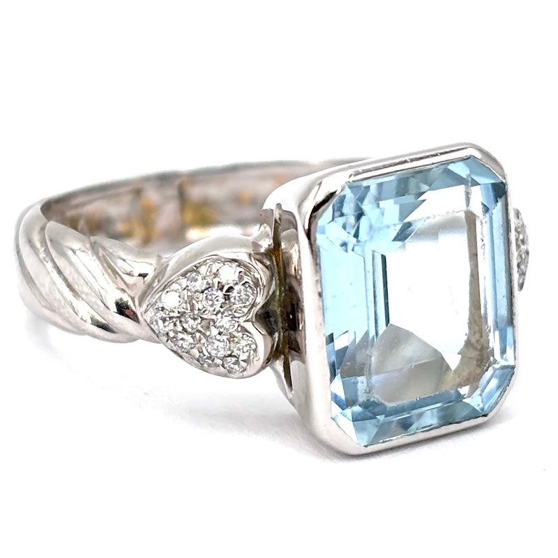 Anello acquamarina taglio smeraldo e cuori di brillanti, oro bianco; 7.61 gr
