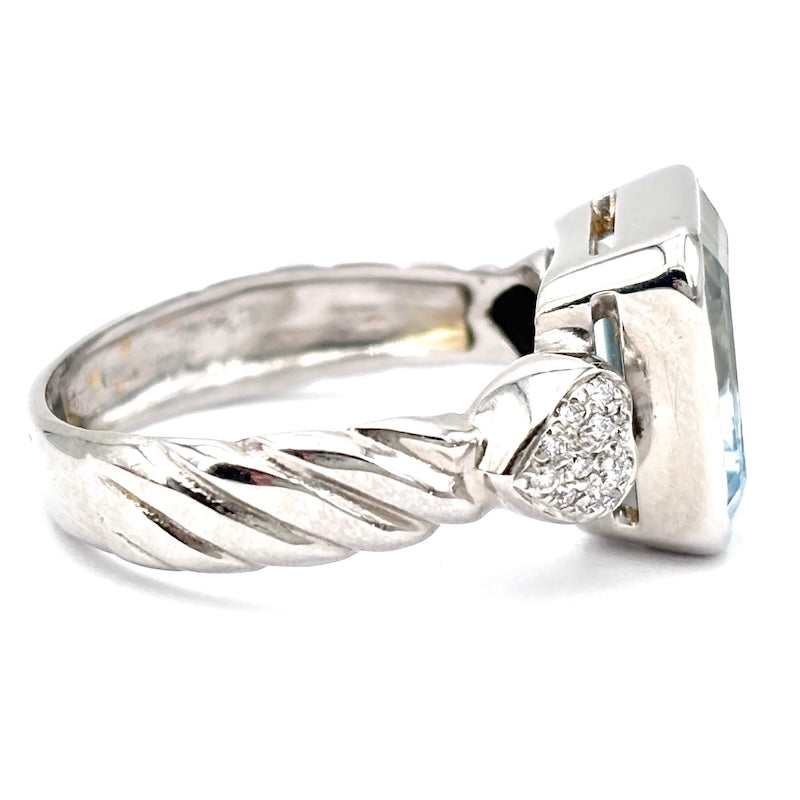 Anello acquamarina taglio smeraldo e cuori di brillanti, oro bianco; 7.61 gr