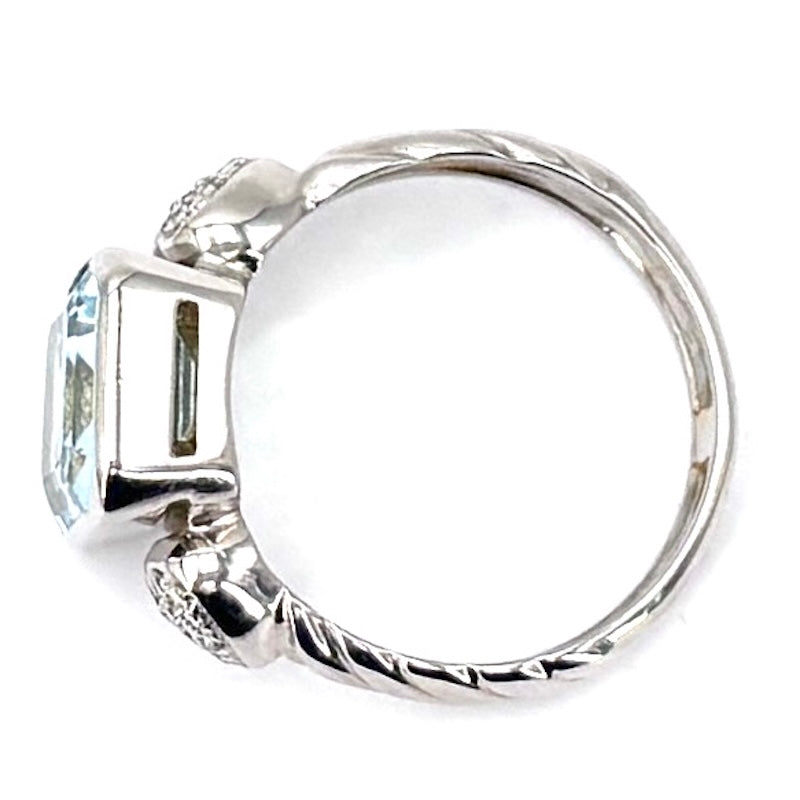 Anello acquamarina taglio smeraldo e cuori di brillanti, oro bianco; 7.61 gr