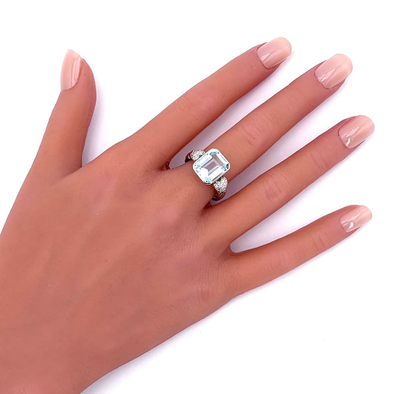Anello acquamarina taglio smeraldo e cuori di brillanti, oro bianco; 7.61 gr