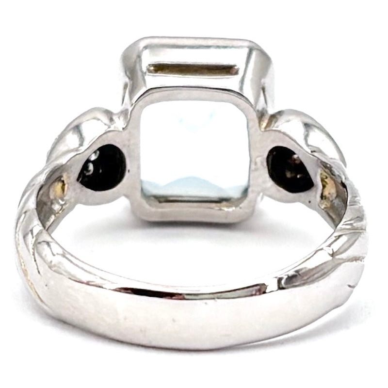Anello acquamarina taglio smeraldo e cuori di brillanti, oro bianco; 7.61 gr