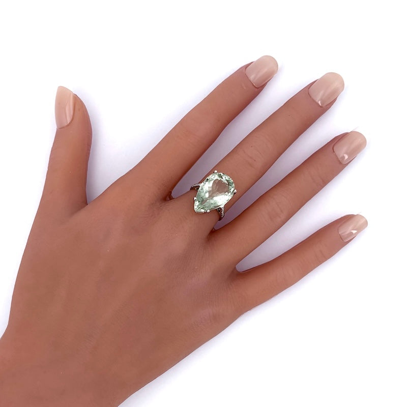 Anello acquamarina verde a goccia e brillanti, oro bianco; 6.05 gr