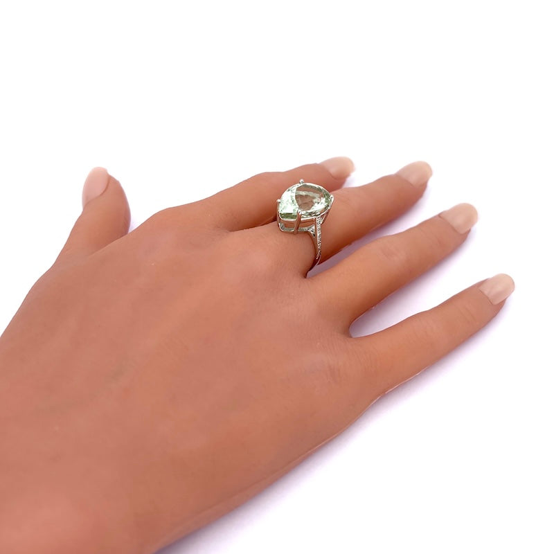 Anello acquamarina verde a goccia e brillanti, oro bianco; 6.05 gr