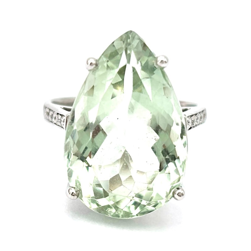 Anello acquamarina verde a goccia e brillanti, oro bianco; 6.05 gr