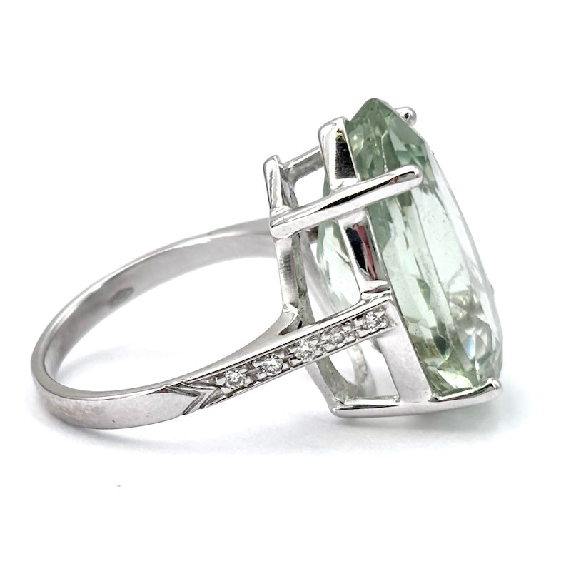 Anello acquamarina verde a goccia e brillanti, oro bianco; 6.05 gr