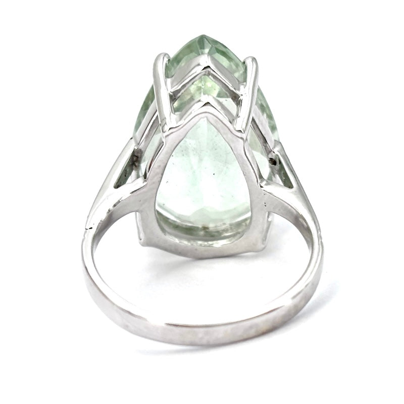 Anello acquamarina verde a goccia e brillanti, oro bianco; 6.05 gr