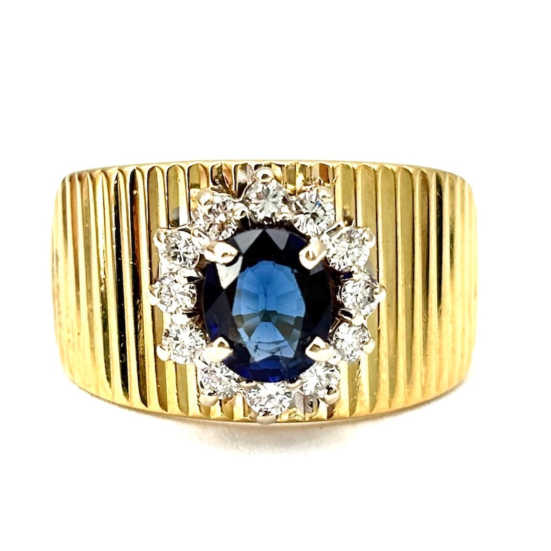 Anello a fascia scanalata oro giallo, con margherita zaffiro e brillanti; 7.76 gr