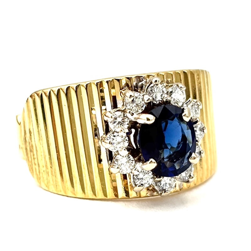 Anello a fascia scanalata oro giallo, con margherita zaffiro e brillanti; 7.76 gr