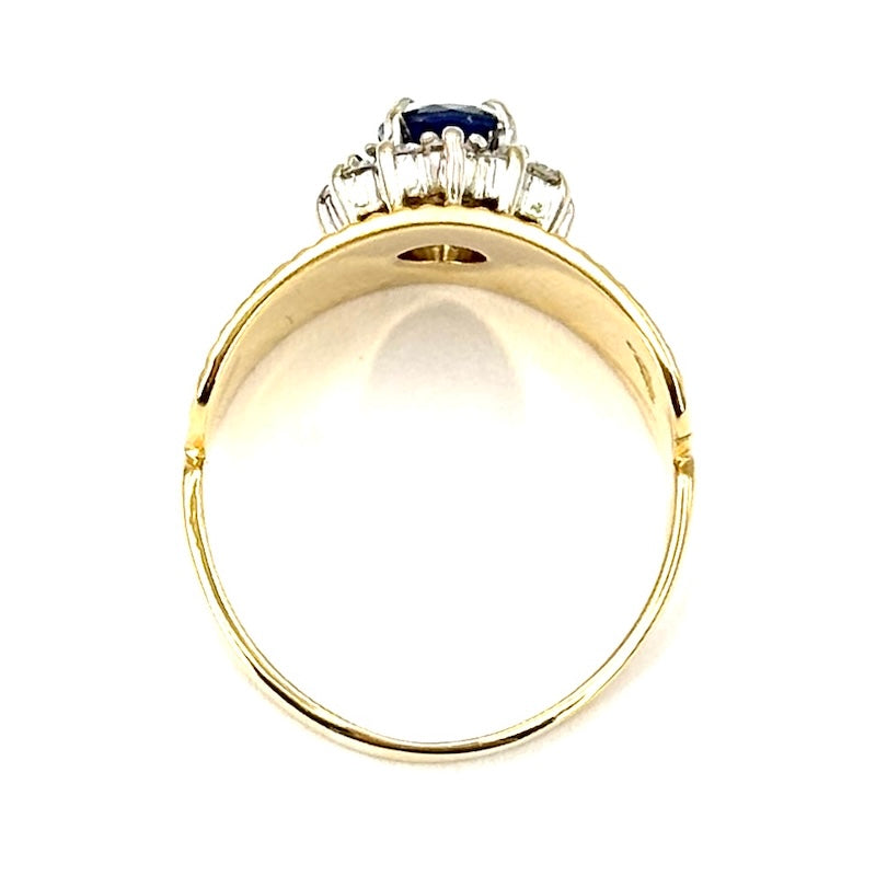 Anello a fascia scanalata oro giallo, con margherita zaffiro e brillanti; 7.76 gr