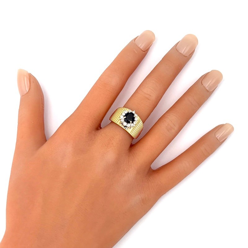 Anello a fascia scanalata oro giallo, con margherita zaffiro e brillanti; 7.76 gr