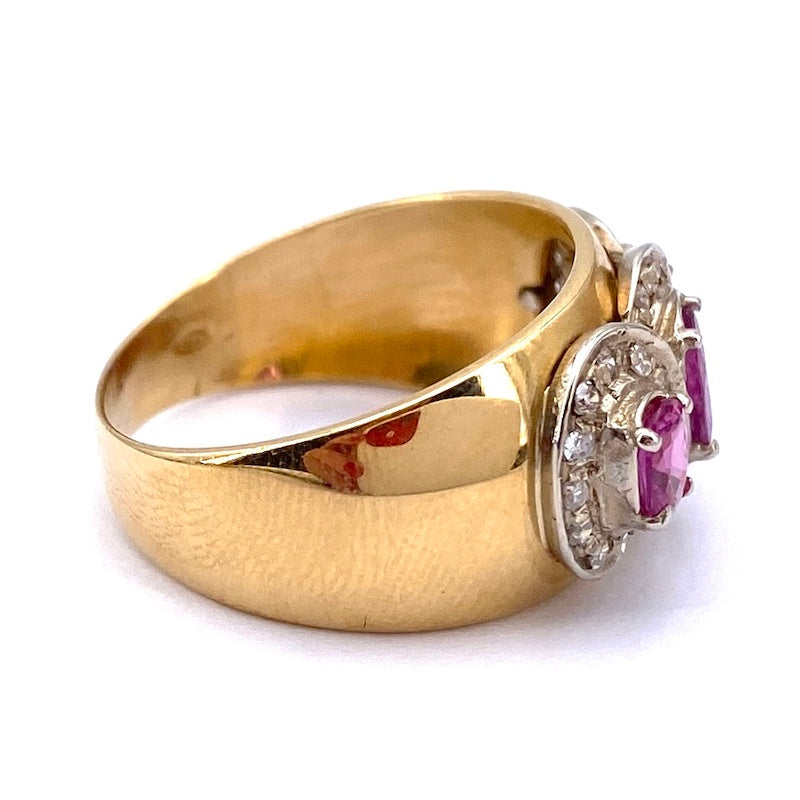 Anello a fascia trilogy zaffiri rosa, diamanti e oro giallo; 5.11 gr