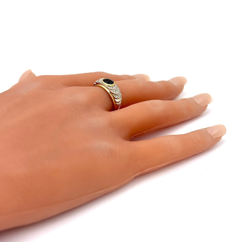 Anello a fascia zaffiro, brillanti e oro; 5.05 gr