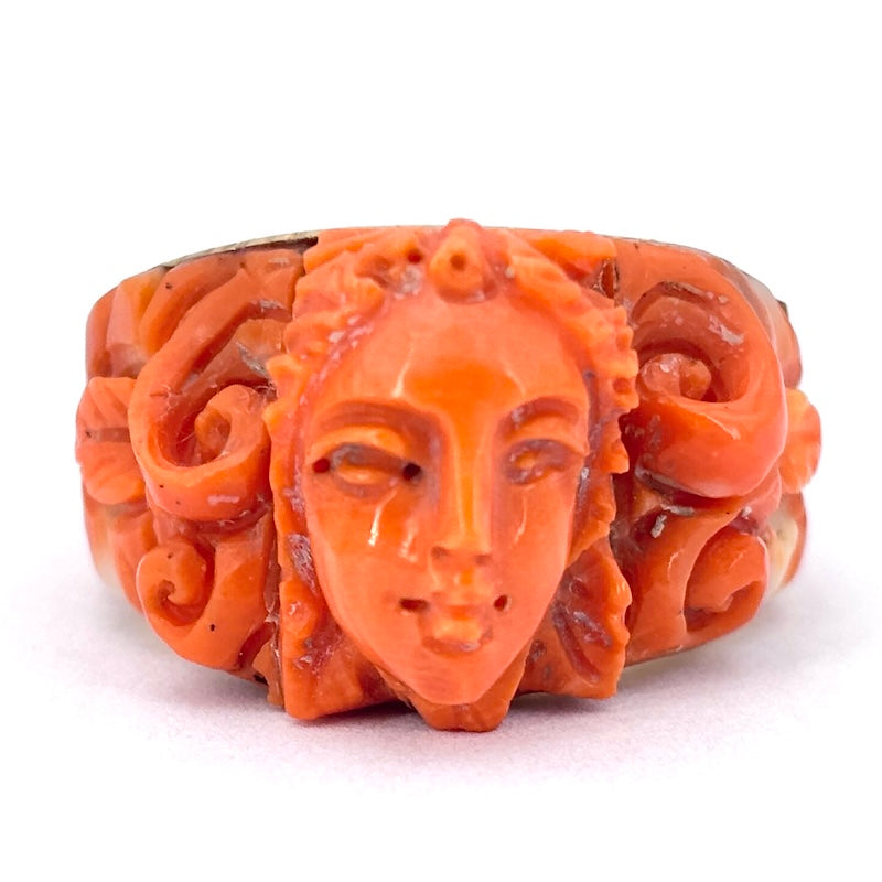 Anello antico a fascia con sculture di corallo e oro giallo; 11.04 gr