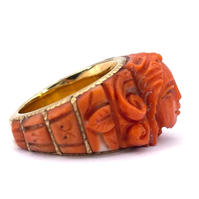 Anello antico a fascia con sculture di corallo e oro giallo; 11.04 gr