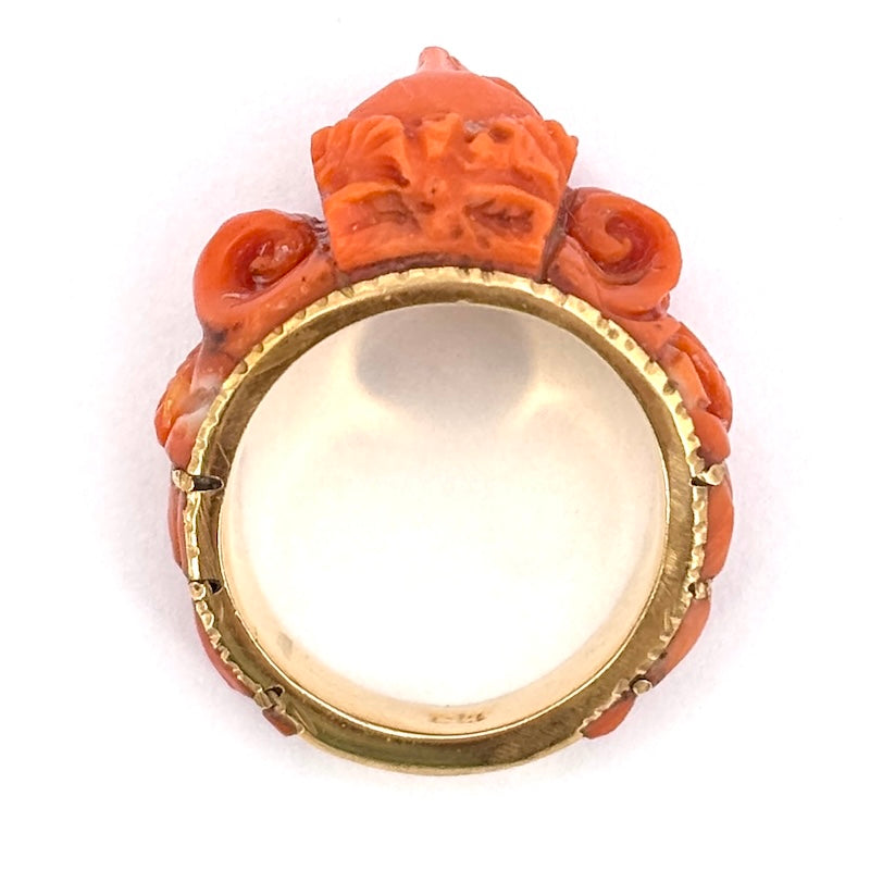 Anello antico a fascia con sculture di corallo e oro giallo; 11.04 gr